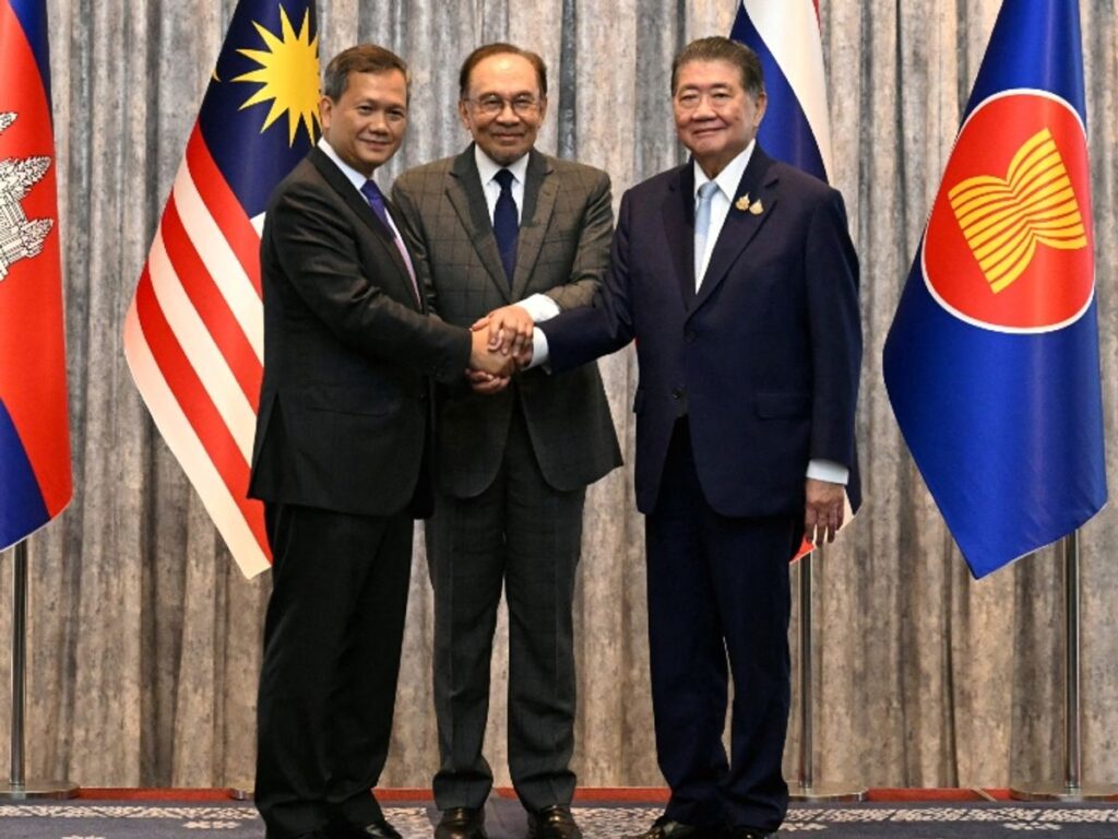 Donald Trump का एशिया दौरा: थाईलैंड-कंबोडिया के बीच युद्धविराम समझौता — क्या बदला रूट चार्ट? 4 Donald Trump