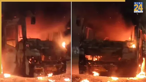Lucknow-Agra Expressway पर डबल डेकर बस में लगी आग: बड़ा हादसा टला, मिनटों में बस बनी आग का गोला 3 Lucknow-Agra Expressway