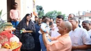 मुख्यमंत्री योगी आदित्यनाथ ने सोमवार सुबह निषाद और मलिन बस्ती पहुंचकर स्थानीय लोगों के साथ मनाई दीपावली 5 मुख्यमंत्री योगी आदित्यनाथ