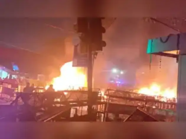 Delhi Red Fort Car Blast: लाल किले मेट्रो गेट-1 के पास कार में धमाका, हाई अलर्ट — क्या-क्या पता चला, क्या अब भी साफ़ नहीं | 4 Delhi Blast Near Red Fort 2025