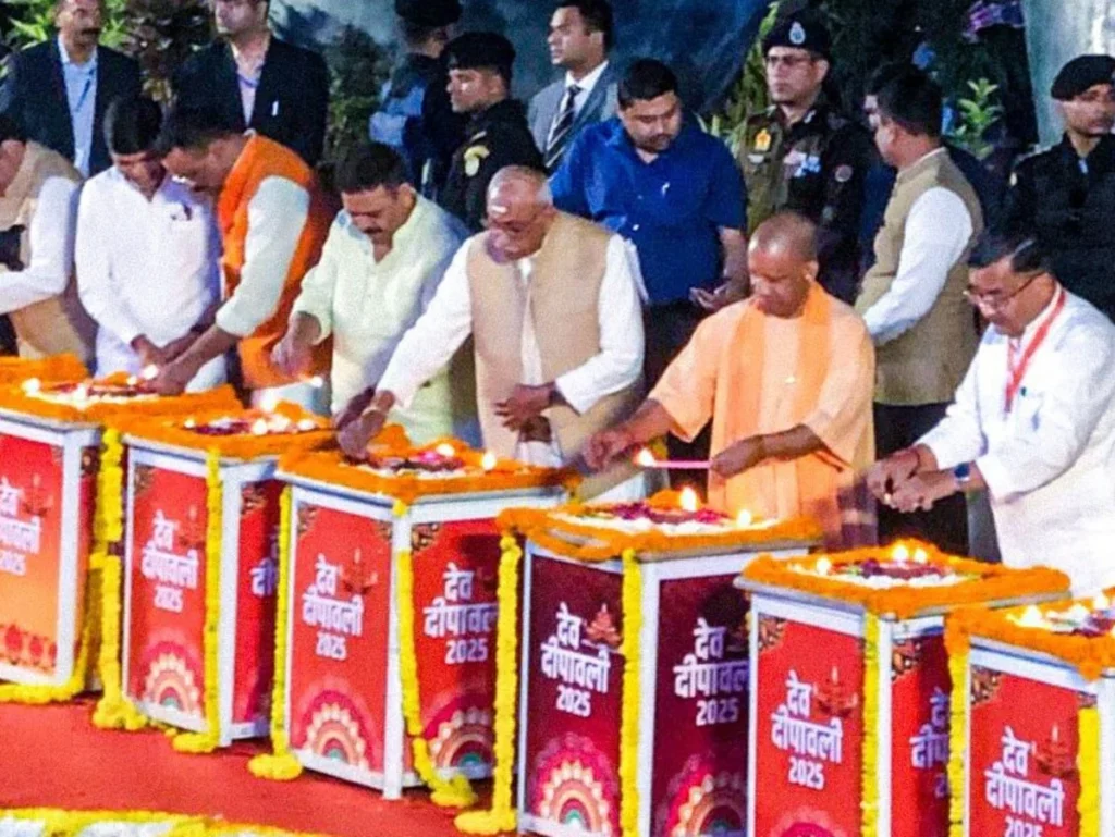 Dev Deepawali Kashi 2025: CM Yogi ने नमो घाट पर पहला दीप जलाया, क्रूज़ से देखी मां गंगा की आरती, “काशी कथा” 3D शो बना आकर्षण 2 Dev Deepawali Kashi 2025