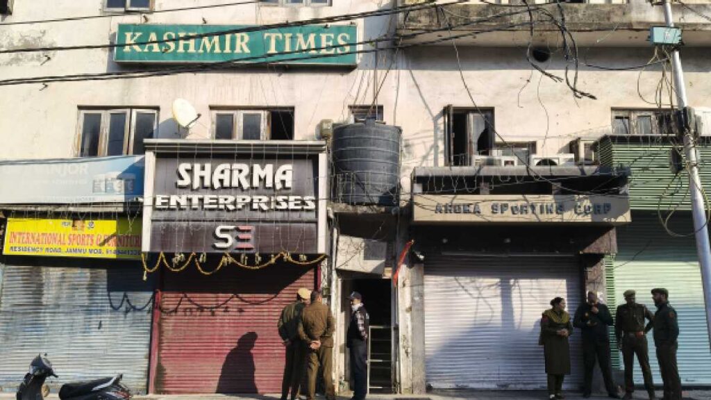 Jammu-Kashmir News: SIA ने Kashmir Times के ऑफिस में छापा, AK-47 कारतूस और हैंड ग्रेनेड पिन बरामद 2025! 4 Jammu-Kashmir News