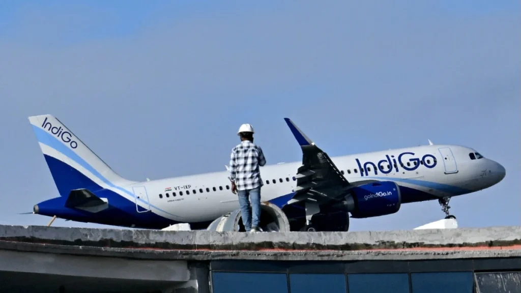 IndiGo Crisis: भारत की सबसे बड़ी एयरलाइन की उड़ानें कटीं, हज़ारों यात्री फंसे – पूरी कहानी 4 IndiGo Crisis