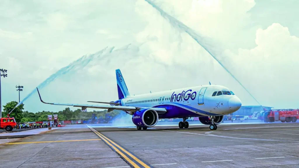 IndiGo Crisis: भारत की सबसे बड़ी एयरलाइन की उड़ानें कटीं, हज़ारों यात्री फंसे – पूरी कहानी 3 IndiGo Crisis