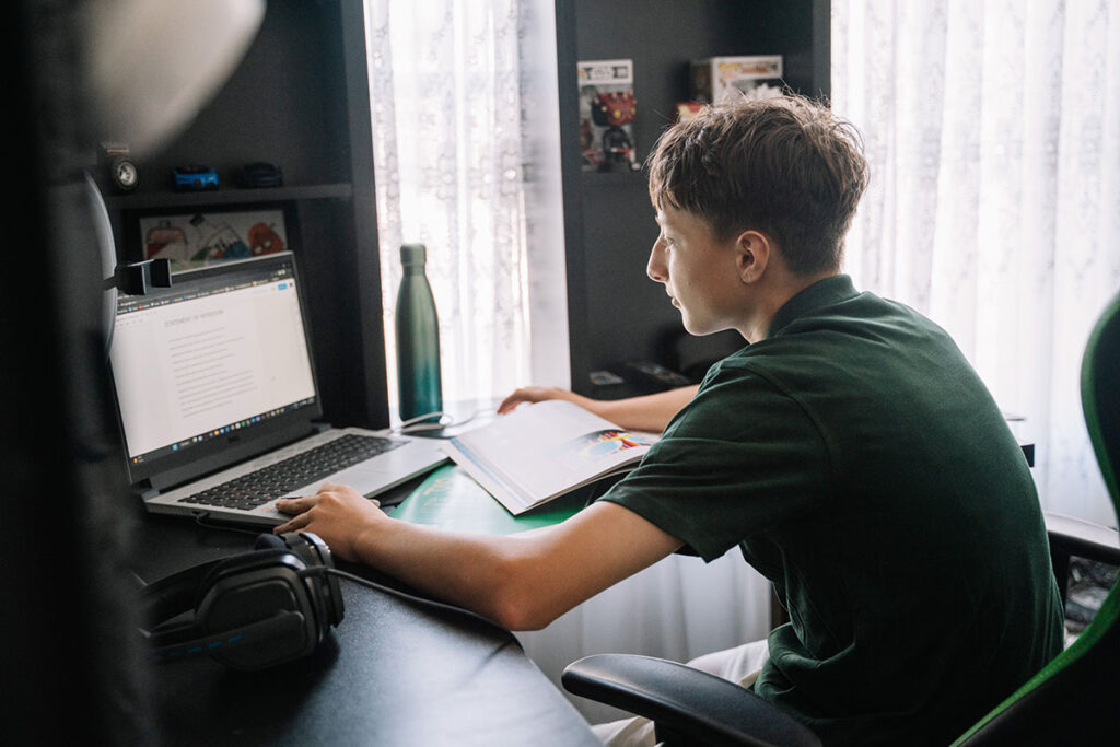 कम बजट में प्रोफेशनल कोर्स कैसे करें? Limited पैसे में Career Upgrade की पूरी गाइड (2026) 4 कम बजट में प्रोफेशनल कोर्स कैसे करें